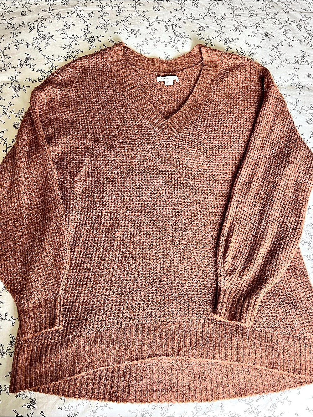 American Eagle V-Neck Sweater in Brown Size Small Like New